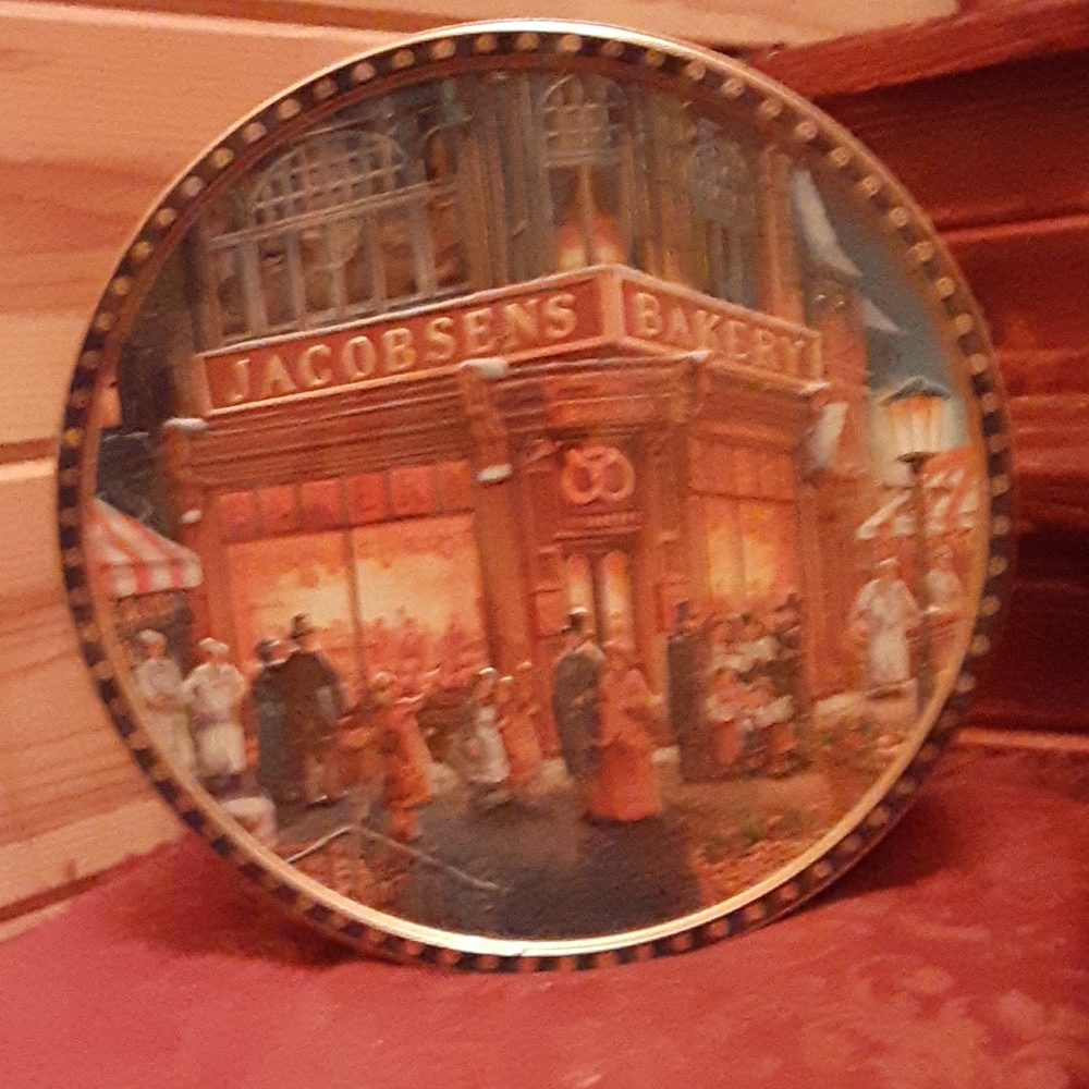 Christmas round decorative tin